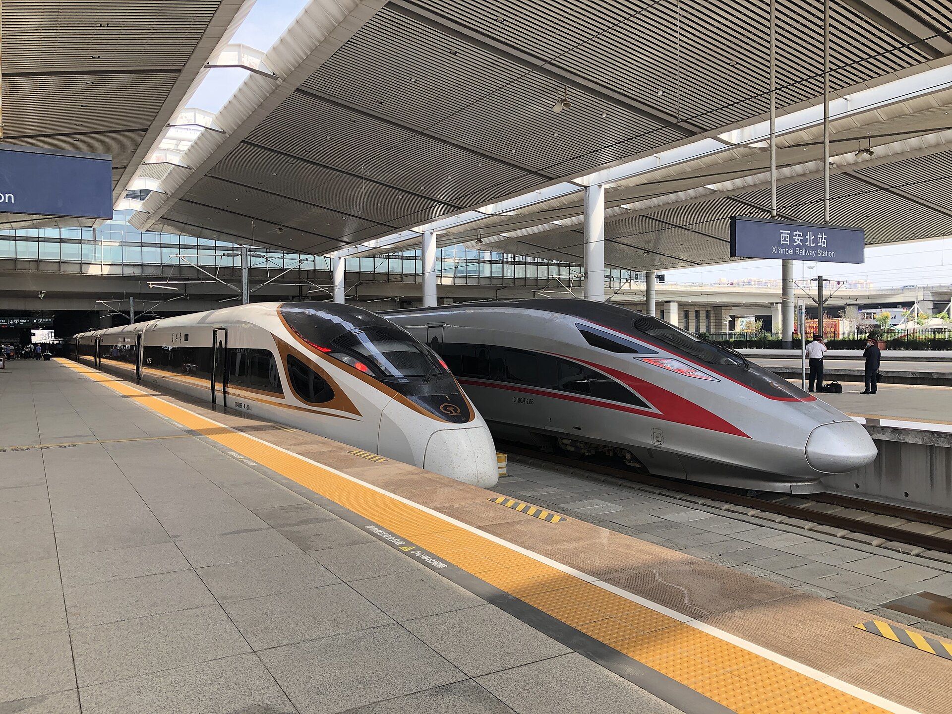 CR400AF, CR400BF trains in Xianbei Railway Station