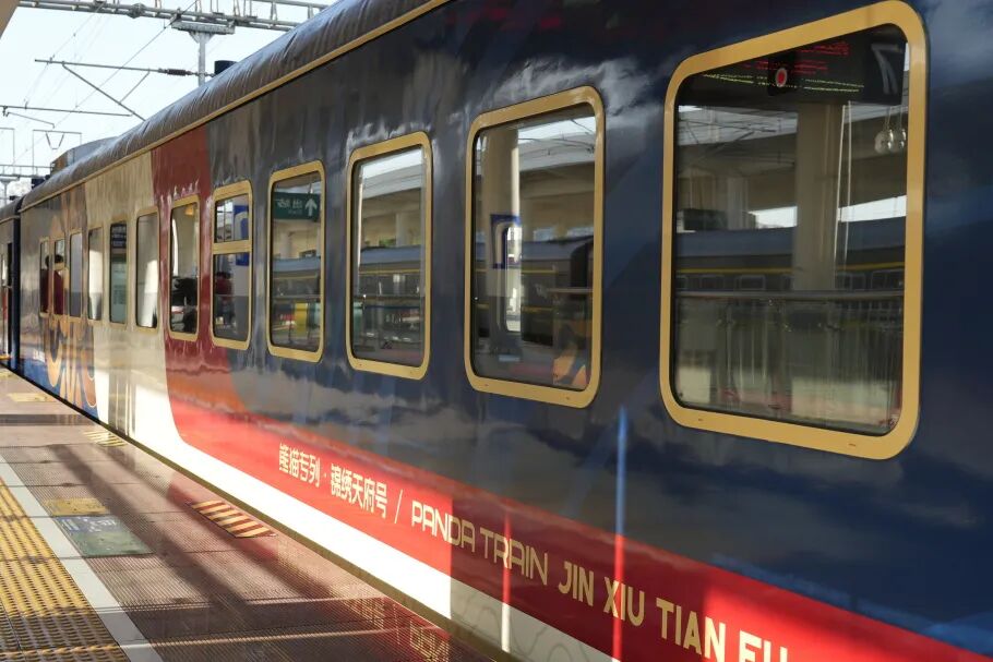 Anyi Express at Chengdu West Station