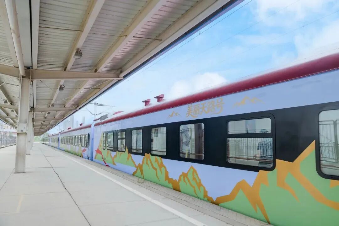 Beautiful Sky Road Express on the Qinghai-Tibet Railway