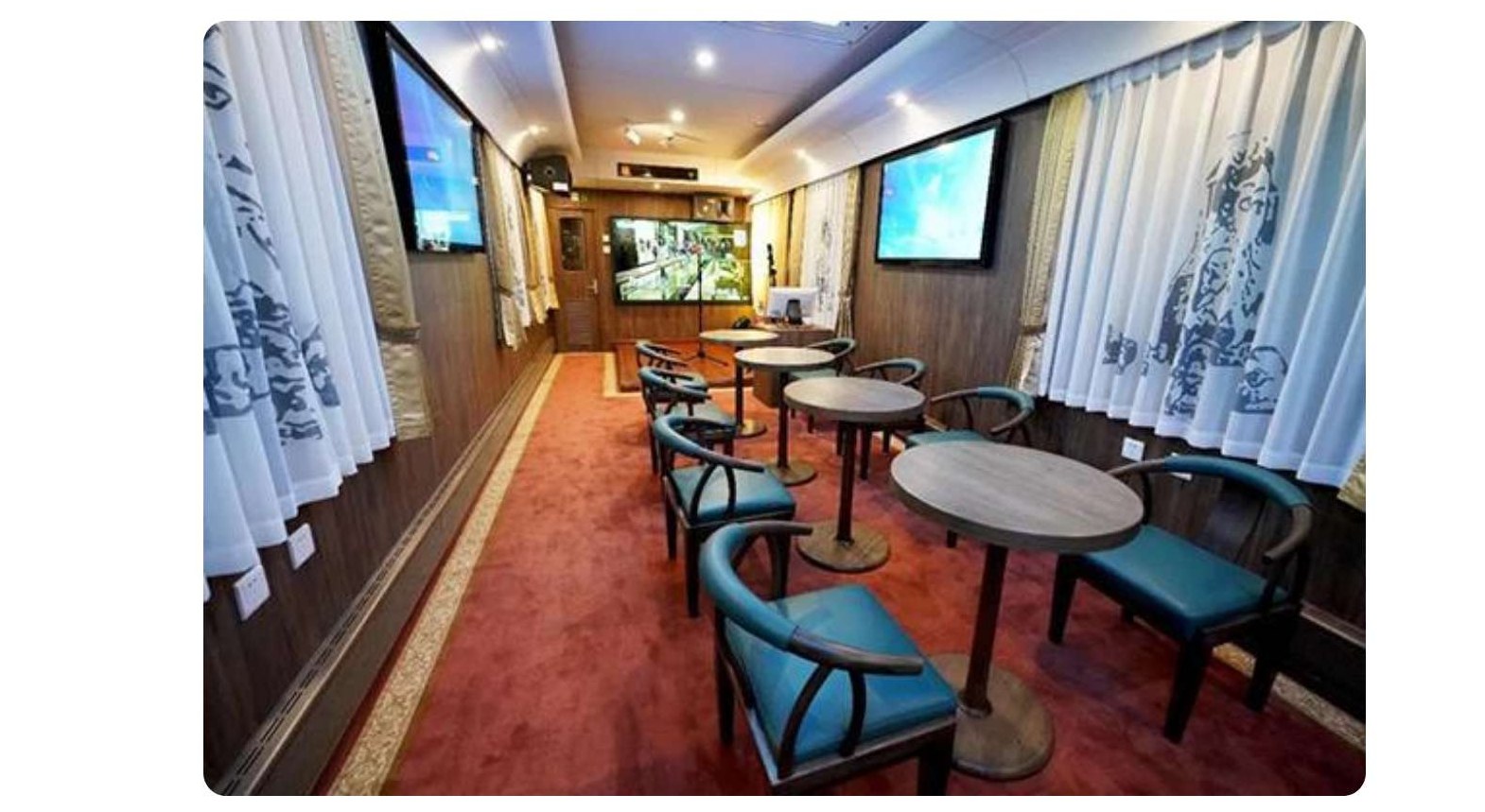 Lounge car aboard the Hulunbuir Express