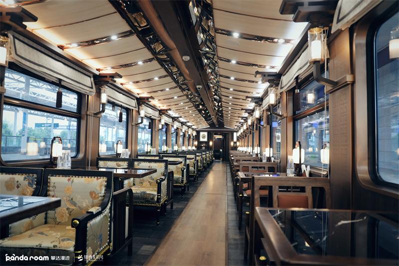 The Jinshi dining car of Jinxiu Tianfu set for a Song-themed dinner service