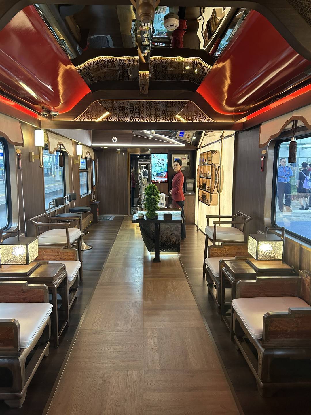 JinShi dining car aboard the Jinxiu Tianfu