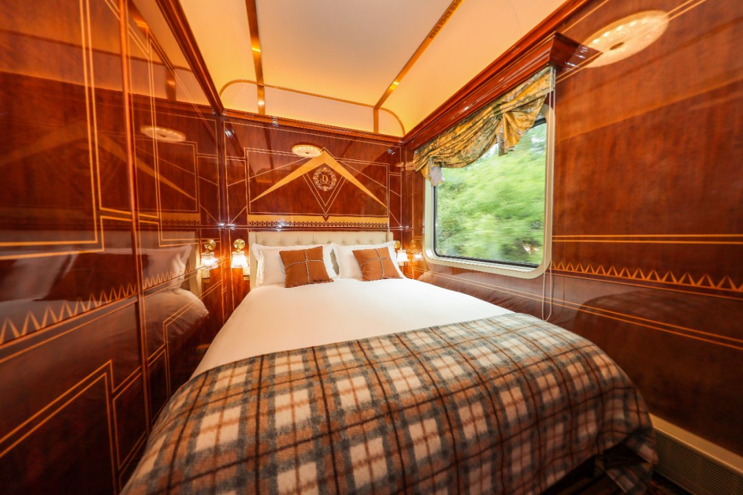 Suite bedroom aboard the Lindou Express